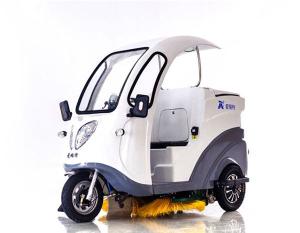 瑞清S11純電動(dòng)駕駛式掃潔車(chē).jpg